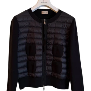 Moncler cardigan dam  - Moncler cardigan tjej. Storlek M. Svart. Skick 9/10 super fin. Pris 4499kr finns att köpa på våran hemsida, Fashionels.com