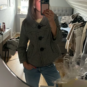 Trekvartärmad kappa - Super söt Trekvartärmad kappa från Hm💕Den är i nyskick!! Storlek 40 men skulle säga att den är en 36/38😊