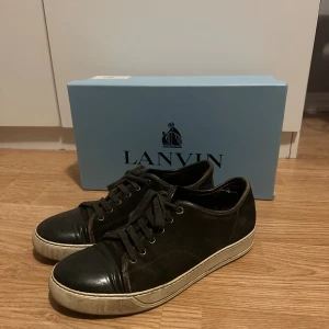Svarta Lanvin Captoe sneakers - Säljer nu dessa feta Lanvin skor med glans till ett bra pris. Storlek ca 41-42. Skick 8/10. Låda medföljer. 
