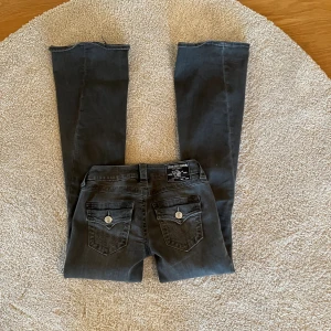 True religion jeans - Bootcut true religion Jeans , bra skick förutom slitna vid benöppningen. Storlek 24, midjemått: 38cm, ytterbenlängd: 105cm, innerbenslängd 85cm. 