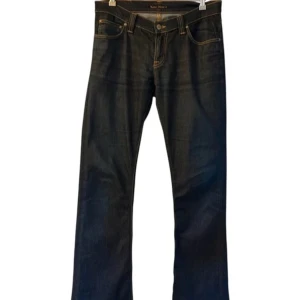 Bootcut jeans från Nudie Jeans - Säljer ett sällsynt Nudie jeans par med modellen Bootcut Eddy! Byxorna är i väldigt bra skick (10/10) och har storleken 30/34 i low waist. 🟢Mitt pris: 600  🔴Nypris: 1600kr