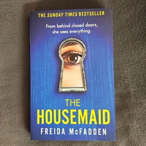 The Housemaid - En spännande thriller om hemligheter bakom stängda dörrar. Perfekt för dig som gillar nervkittlande berättelser och oväntade vändningar. Boken har hyllats av läsare och är en Sunday Times bestseller. Passar dig som vill ha en bok som håller dig på helspänn hela vägen till sista sidan.