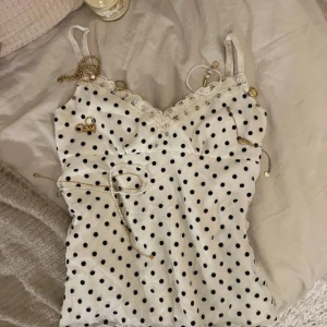 Prickig spetslinne  - Ett spetsigt linne med prickar på, super elegant och består av materialet silk, perfekt att ha den på fester, utekvällar eller andra tillfällen! Den är väldig glamourös med klassisk svarta och vita färger plus att den sitter åt riktigt bra, spets linnet är inte genomskinligt och dessutom har justerbara band.🐻‍❄️🍷