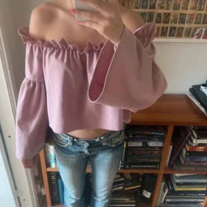 Jättefin off shoulder tröja! - ❤️är i jättebra skick och verkar typ helt ny, köpte på Vinted men verkade oanvänd, jag har knappt använt heller då den var lite stor🩷buda gärna🫶