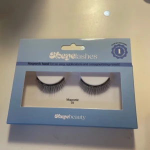 Fransar och franslim!  - Ett par magnetiska fransar med ett franslim som du lägger på och det blir magnetiskt när det har torkat! Aldrig använda endast öppnade för foto. Väldigt naturliga och fina som inte drar till sig för mycket uppmärksamhet och som är precis perfekta för en skoldag eller jobbdag❤️priset är för båda, men vill man köpa en så kostar limmet 50kr och fransarna 70kr🫶