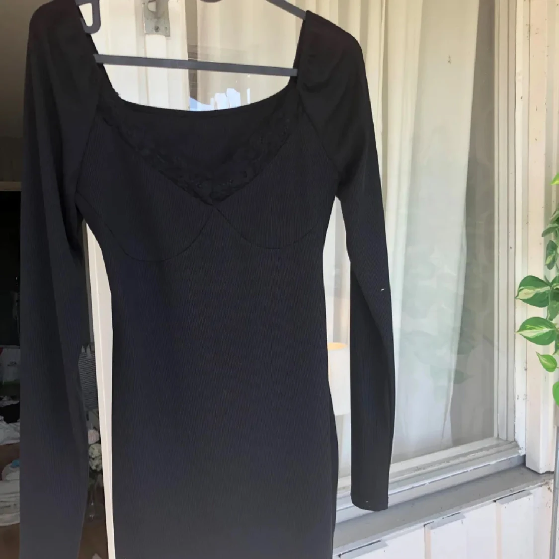 Svart långärmad klänning med spets - 1