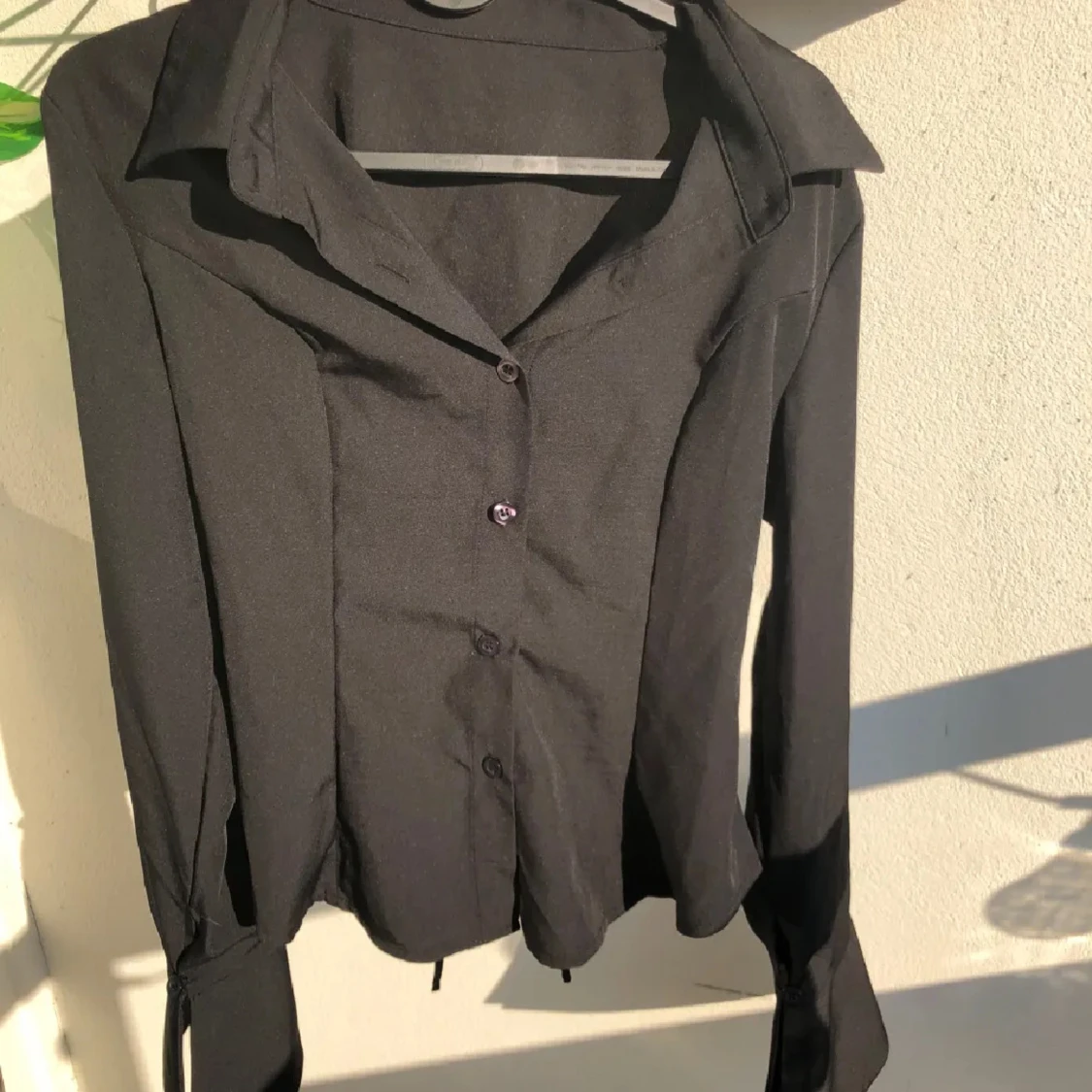 Svart skjorta med snörning i ryggen - 3