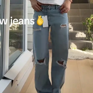 Blå ripped jeans med wide fit - Snygga ljusblå jeans helt nya med lappen kvar från zara .