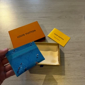 . - Riktigt fet plånbok, riktigt skön design perfekt för alla som gillar sommaren. Skriv till mig vid funderingar. Priset kan diskuteras vid snabb affär. Extremt eftertraktad och den enda på plick så först till kvarn 💫