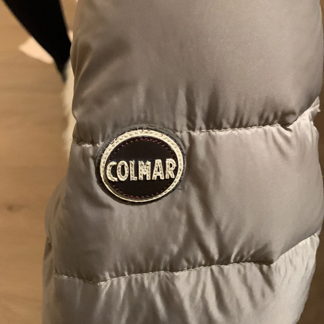 Beige pufferjacka med päls från Colmar - 1