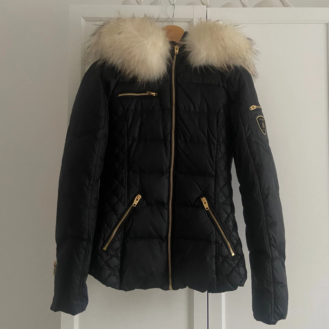 Svart dunjacka Rockandblue med äkta dun och päls