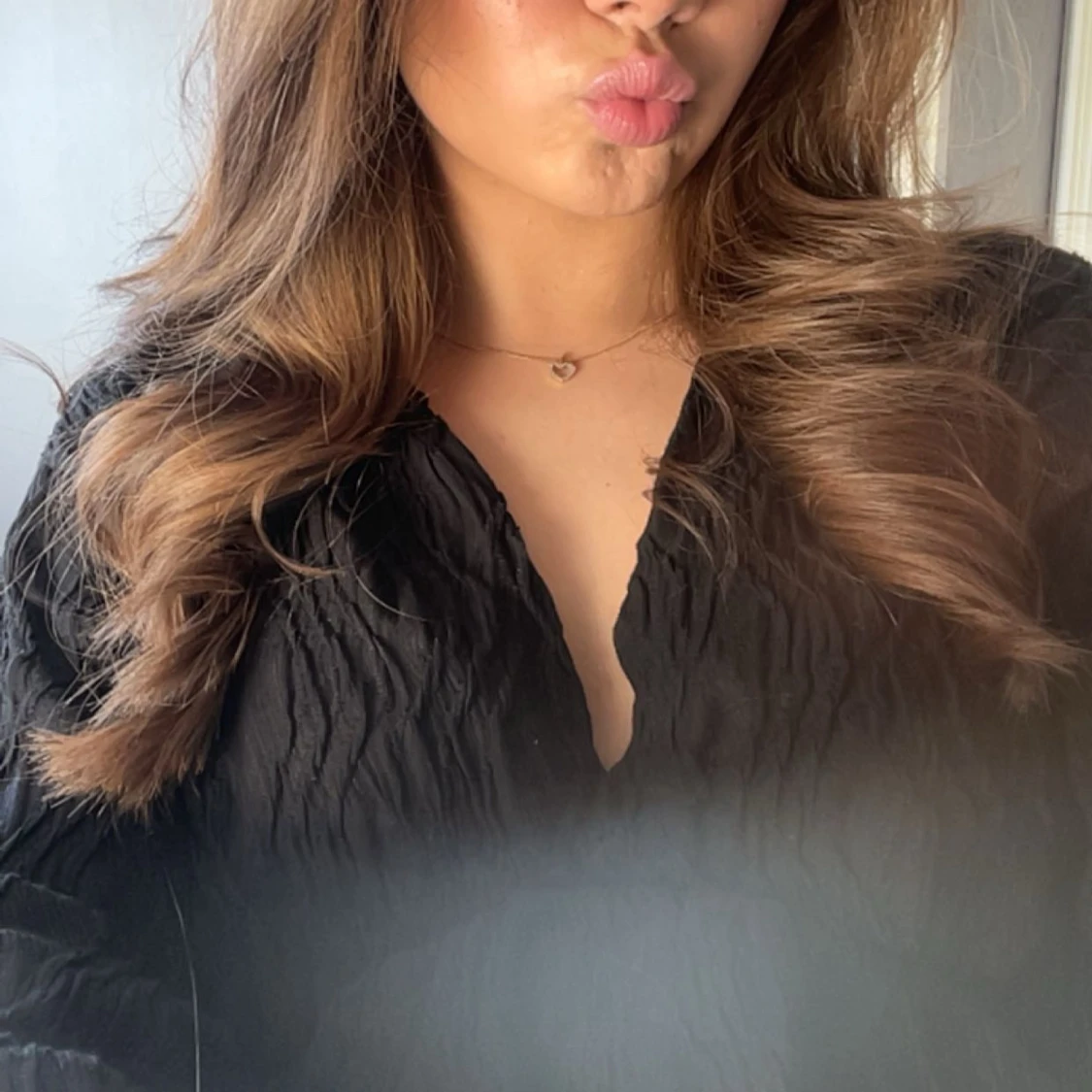 Svart blus med volang - 3