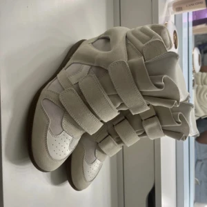 Isabel Marant Beige - Hejhejj💖, säljer nu mina isabel marants i jättebra skick, knappt använda. Dessa har stått i ett glasskåp i mitt rum nu ett tag och det är dags för dem att hitta ett nytt hem🥲 Äkthetsbevis finns bara att fråga efter och kan alltid diskutera priset vid snabb affär, undrar ni något mer är det bara att skriva❤️