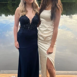 Mörkblå balklänning - Säljer mina asss fina bal klänning! Från JJ’s house och använt en gång😍är i stolek 36 och passar från 160cm upp till 170 beroende på vad man har för klackar. Jag är 160 och har medellång klack😍pris kan diskuteras