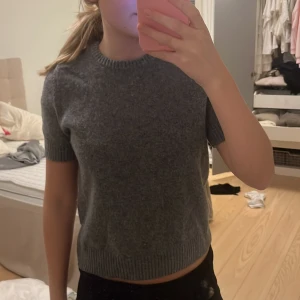 Kortärmad tröja från zara - Jättefin kortärmad tröja från Zara i storlek S🥰