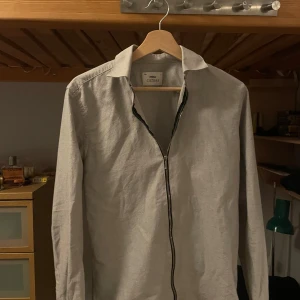 Ciszere fullzip herr - En grå fullzip från cizsere i skönt och luftigt bomullstyg som fungerar både som overshirt och vanlig tröja över t shirten. Skick 10/10, säljes då den va för liten för mig. Dm vid frågor 