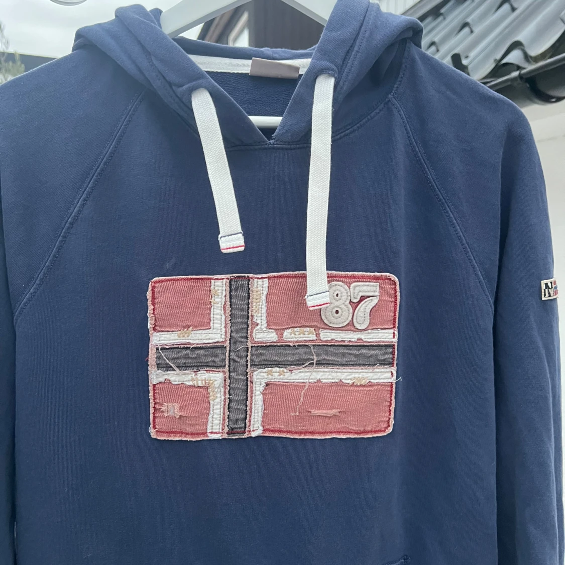 Blå hoodie från Napapijri med norsk flagga - 1
