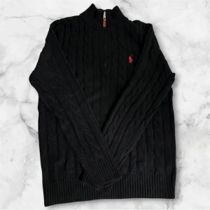 Polo Ralph Lauren svart cable knit half zip - Polo Ralph Lauren svart cable knit half zip. Helt ny, skick 10/10. Storlek L, passar även M så, storlek: M/L.