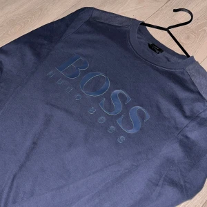 Hugo Boss Tröja - Mörkblå Hugo Boss tröja. Lite för liten för mig så säljer den.
