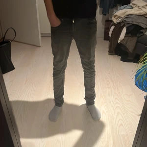  Replay jeans  - Säljer ett par grå Replay Hyperflex jeans med slim/skinny passform. De har klassisk femficksdesign, dragkedja och knapp framtill. Materialet är stretchigt och följsamt, perfekt för dig som vill ha bekväma jeans med snygg siluett. Passar mig som är 175 väger 57kg!