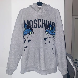 Moschino monster hoodie - Säljer min Moschino monster hoodie då den inte kommer till nån användning längre. ÄKTA!!! Tyvärr har tröjan ingen storlekslapp i nacken men de finns artikelnummer i tröjan som går att söka upp. 201720M202090 är artikelnumret. Tröjan är i fint skick och har inga skador eller så. Om du är intresserad eller har frågor så är det bara att höra av dig🤝