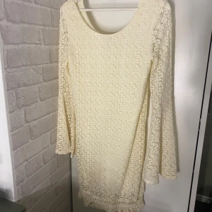 Klänning - Fin klänning, har ett vitt tyg under (se bild 4) vilket  gör att den inte är lika genomskinlig, storlek s / m. Volang armar samt detaljer nedtill 