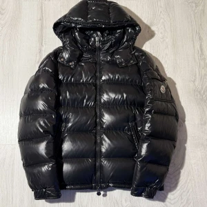 Moncler Maya  - Moncler Maya i size 3/m-L, skick 8/10 finns några anmärkningar som ej synns vid användning, nypris 18000kr, vid funderingar hör av er.