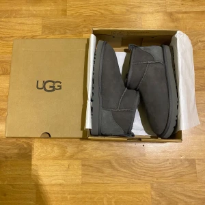 Uggs skor i grå  - Nya uggs till salu 💞💞  Storlek : 38  Färg : grå  Pris : 1499kr men kan diskuteras vid snabb affär   Fraktar samma dag som köpet sker 💓  Om du är intresserad ett minsta dugg så är det bara att skicka en pling så får du svar genast 💕💕