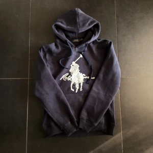 Marinblå hoodie från Polo Ralph Lauren - Sällsynt mörkblå Polo Ralph Lauren-hoodie – fet, varm och superbekväm. Perfekt för vintern.                Kontakta vid minsta lilla fråga ✅