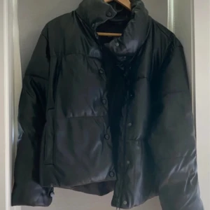 Vinterjacka - Snygg vinterjacka från Stradivarius. Använd förra vintern. Är i gott skick förutom att det blivit ett litet hål på baksidan av jackan längst ner