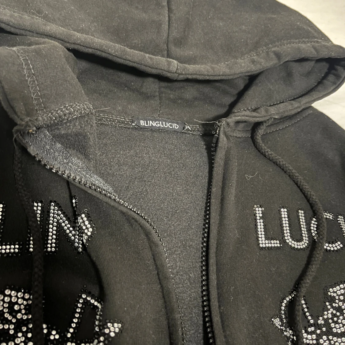 Svart rhinestone hoodie från Bling Lucid - 3