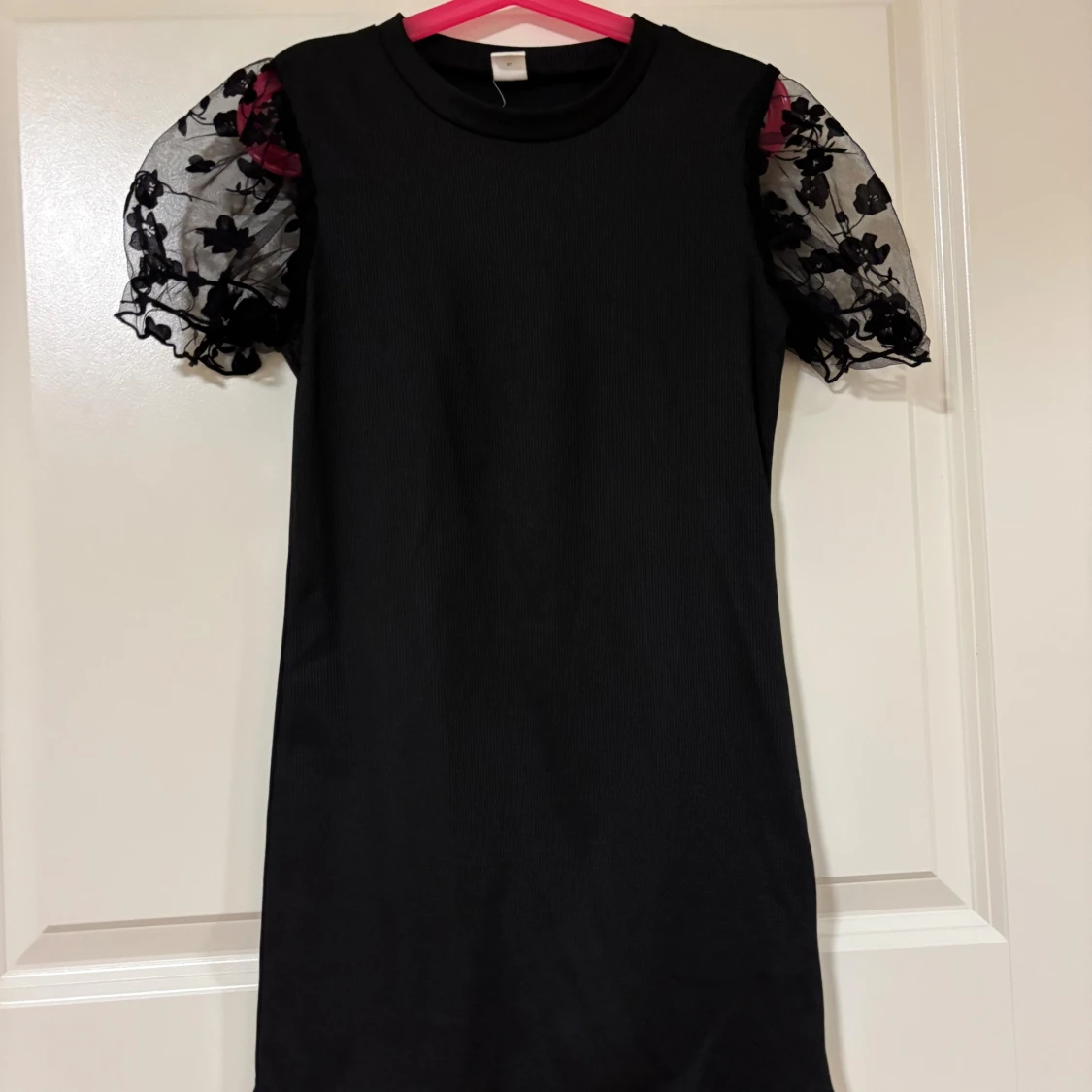 Svart klänning med puffärmar från Shein