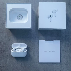 AirPods Pro - Snygga och välbevarade AirPods Pro med originalförpackning och tillbehör. Aktiv brusreducering, transparensläge och adaptivt ljud. Fungerar utmärkt, laddningsfodralet har full kapacitet. Inga synliga repor eller skador, ser ut som nya. Perfekt för musik, samtal och träning.