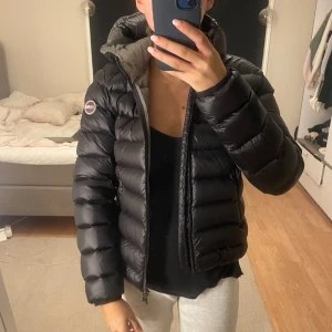 Svart Colmar pufferjacka med huva - Det är nu dags att sälja min fina colmar jacka som jag köpte september 2023 för 5000kr, fint skick förutom märket som slitit lite som bild 4 visar, går nog att fixa men därför säljer jag den billigt, men inga större defekter finns! Pris lapp finns och skickas med! Storlek 44, passar mig som är en xs-s. Kan tänka mig gå ner i pris vid snabb affär, hör av dig vid frågor🥰