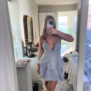 Klänning med öppen rygg och spets  - Sååå snygg