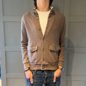 Gran Sasso cardigan  - Stilren brun cardigan från Gran Sasso, nypris ligger på 3500kr | storlek M men passar mindre | Mycket fint skick | Tveka inte på att höra av dig vid frågor!