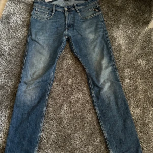 Blå Replay Anbass jeans slim fit - Riktigt fräscha replay jeans i storlek 32/32