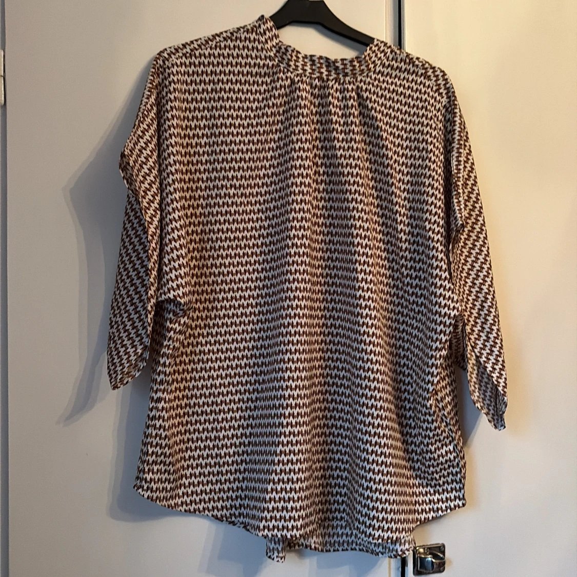 Brun och vit mönstrad skjorta från SHEIN - 1