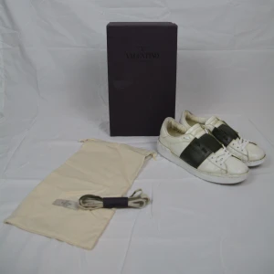 Valentino Open - Ett par klassiska och snygga men väl använda Valentino Open. Skorna är i storlek 41 men passar även 42.                                                                    Vid frågor eller funderingar är det bara att höra av sig, och kom ihåg, alltid 14 dagars ångerrätt hos oss på Revalo!