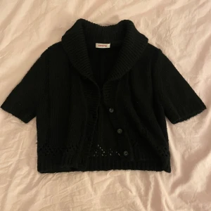 Svart stickad bolero - Svart stickad vintage bolero i strl S med fin krage