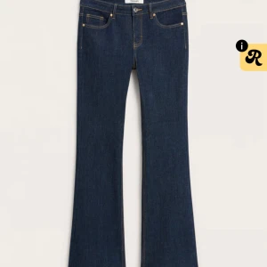 Mörkblå bootcut jeans - Snygga mörkblå jeans med bootcut-modell och klassiska fickor. Köptes på Kappahl för 500kr säljer då de är lite förstora och jag har många jeans i samma färg passar som M