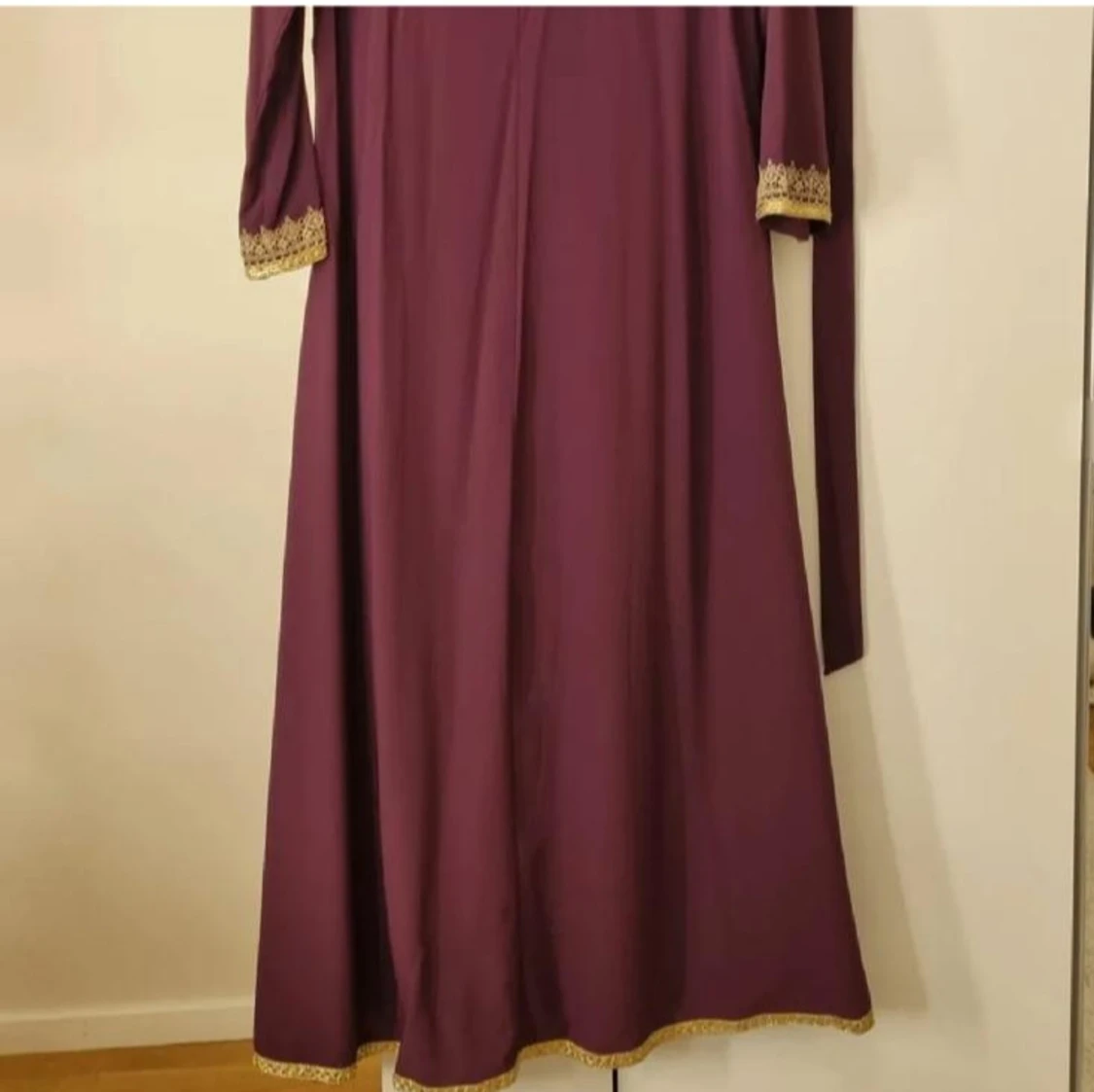 Lång vinröd klänning med gulddetaljer - 2