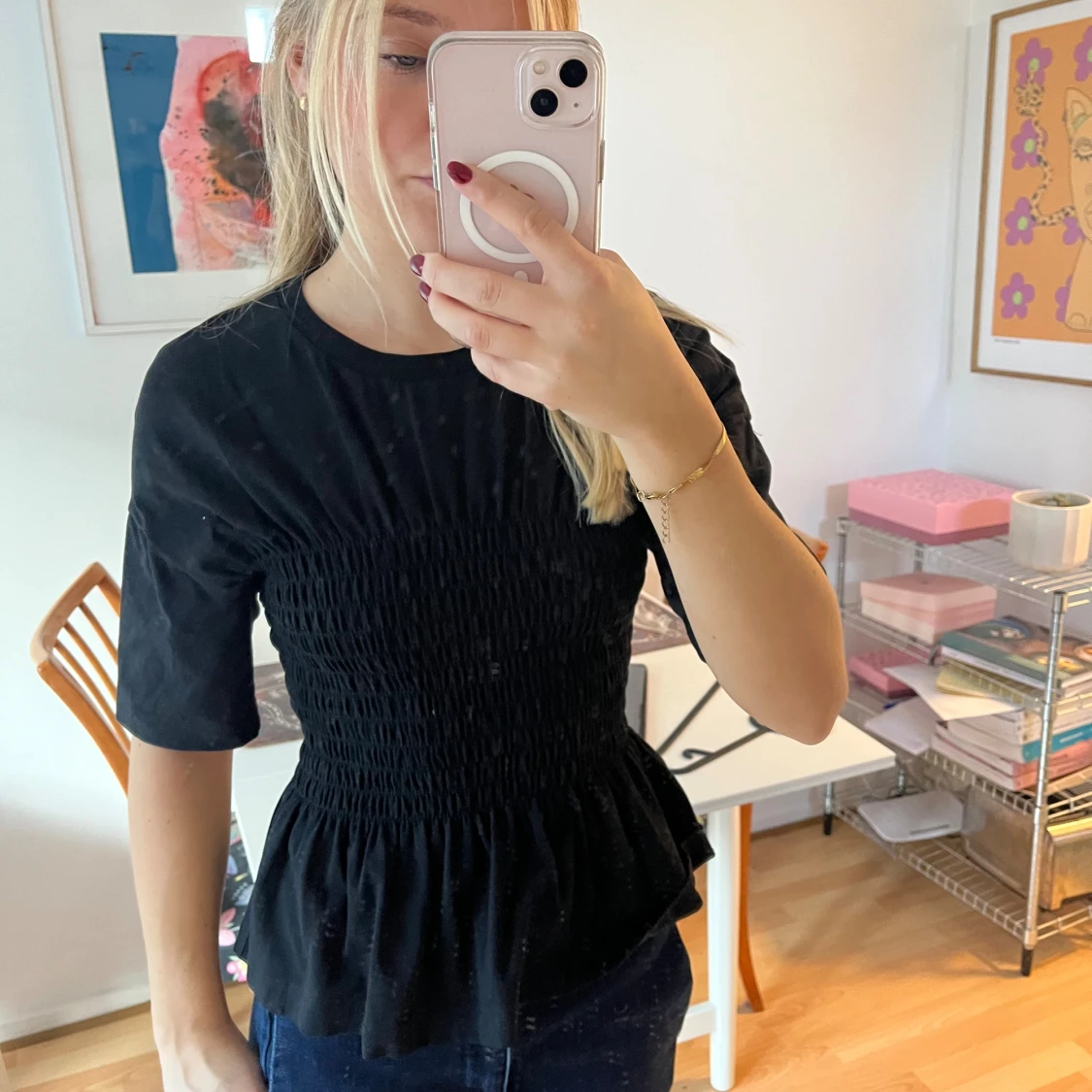 Svart blus/ T-shirt med smock och volang - 1