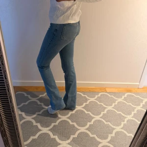 Ljusblå bootcut jeans från Cubus - Snygga ljusblå jeans från Cubus i bootcut-modell