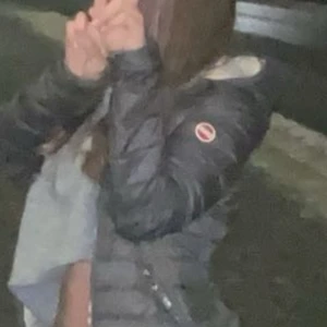 Grå pufferjacka med huva - Säljer en svart pufferjacka från colmar  med huva och diskret logga på ärmen. Jackan har quiltad design och dragkedja framtill. Perfekt för kalla dagar och har en snygg, modern look som funkar till streetwear.PRIS KAN DISKUTERAS 