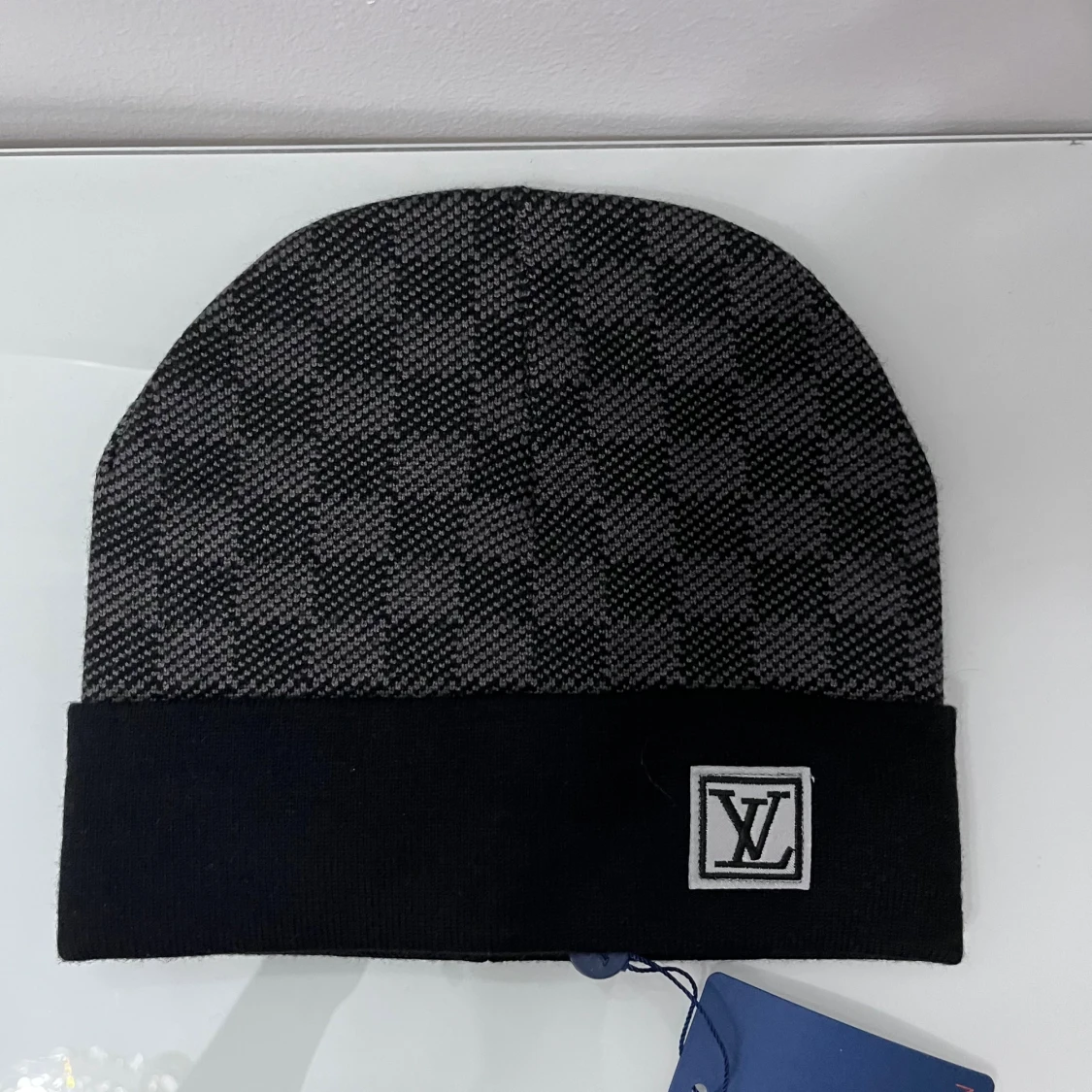 Svart L V beanie