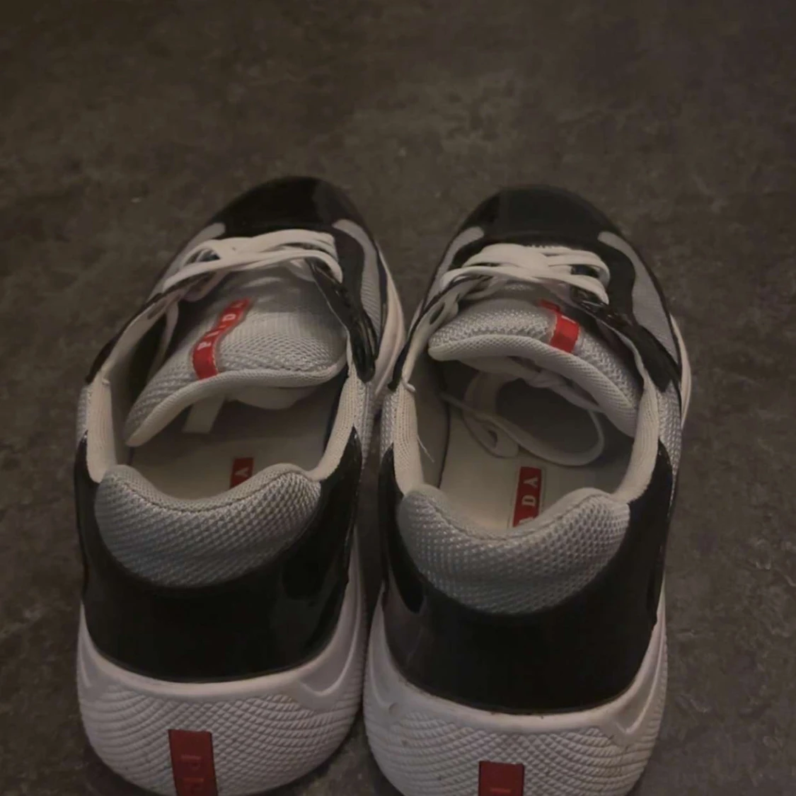 Prada sneakers svart och vit mesh - 3