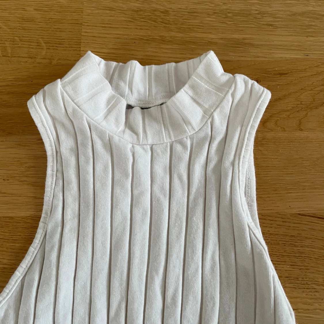 Vit ribbad ärmlös polotopp - 1