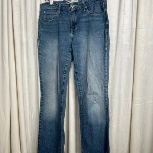 Levi's 515 Bootcut jeans blå - Mått: innerbensmått 72  cm Ytterbensmått 93 cm     Midjemått (mätt rakt över) 38 Cm Lårmått 20 cm   Grenmått 23 cm                                                               Bra skick. Hör gärna av er vid frågor!                    Följ oss : Instagram a_wearuf                                                         TikTok : awearuf                                                                   (Nr 19 ) 