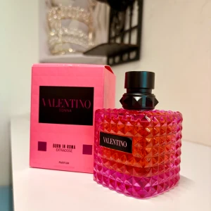 Valentino Donna Born in Roma Extradose Eau de Parfum – 100 ml - A rare find from Luxplus: the women’s Extradose edition, more intense and longer-lasting than the original. This is the scent that quietly commands attention—spicy pink pepper, jasmine tea, and a warm vanilla-bourbon base that lingers like a perfect evening in Rome. •  Almost new, 95% full. Slightly damaged box •  Iconic studded bottle in rose-tinted glass •  100 ml / 3.4 fl oz Retail: €165–€175 Your price: €95 (incl. tracked shipping within EU) One bottle available. First to confirm takes it.